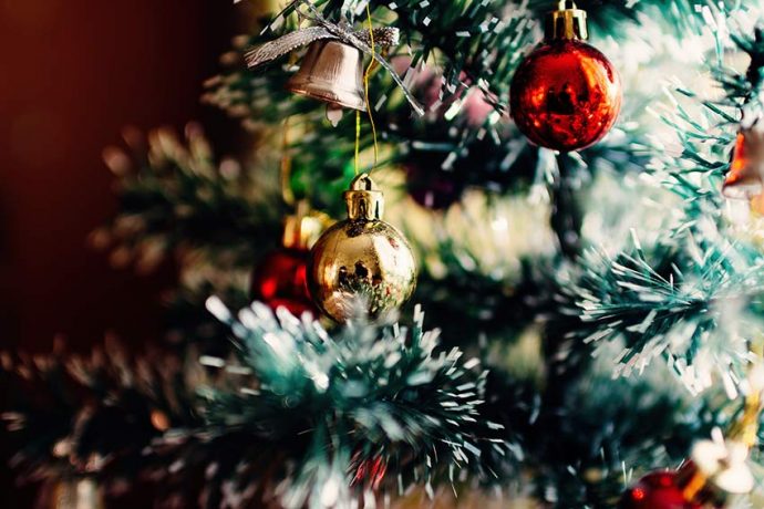 Christmas gift guide for people with chronic illnesses, such as fibromyalgia, ME/CS and Lyme disease. Click to read or pin to save for later.