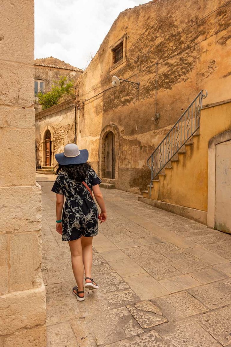 Following Donna through a street in Ragusa